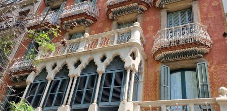 Fachada modernista de la Casa Estapé en Barcelona.