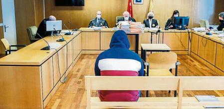 El presunto pederasta de Instagram, J. A. S. S, declara en un juicio por embaucar a 98 menores a través de redes sociales, en la Audiencia Provincial de Madrid, a 31 de enero de 2022, en Madrid (España). El acusado se sienta en el banquillo por sus presuntos engaños a al menos 98 menores de 16 años a través de Instagram y WhatsApp para mantener relaciones sexuales de distinta naturaleza. El fiscal solicita al acusado 1.324 años de cárcel y le imputa hasta doce delitos distintos de pornografía infantil, abusos sexuales, ciberacoso y corrupción de menores, entre otros. 31 ENERO 2022;;PEDERASTA;JUICIO;POLICIA;MADRID;INSTAGRAM; Alejandro Martínez Vélez / Europa Press (Foto de ARCHIVO) 31/1/2022