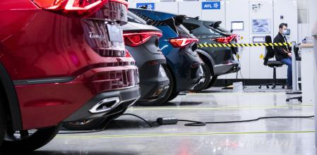 Trabajadores del centro de investigación y desarrollo de baterías de Seat en Martorell