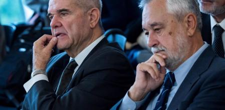 Imagen de recurso de los expresidentes socialistas andaluces José Antonio Griñán y Manuel Chaves en una de las sesiones celebradas en la Audiencia Provincia de Sevilla.