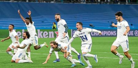 MADRID, SPAIN - MAY 04: Players of Real Madrid celebrate their side's victory and progression to the UEFA Champions League Final after the UEFA Champions League Semi Final Leg Two match between Real Madrid and Manchester City at Estadio Santiago Bernabeu on May 04, 2022 in Madrid, Spain. (Photo by David Ramos/Getty Images) *** BESTPIX ***