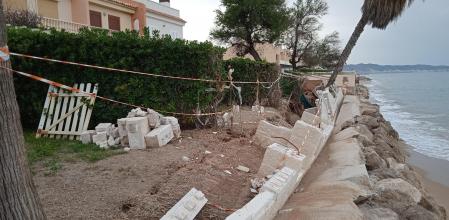 Jardín, muro y camino destrozado en la playa norte de Tavernes de la Valldigna