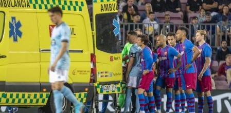 JORNADA 36 DE LIGA ENTRE EL FC BARCELONA-RC CELTA. JUGADORES DEL BARÇA OBSERVAN PREOCUPADOS A SU COMPAÑERO ARAUJO QUE TUVO DE SER TRASLADADO EN AMBULANCIA POR UN FUERTE GOLPE EN LA CABEZA