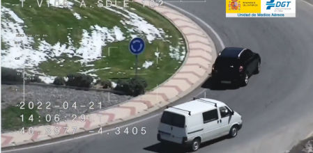 Imagen captada por un medio aéreo de la DGT que muestra a dos vehículos circulando por una rotonda