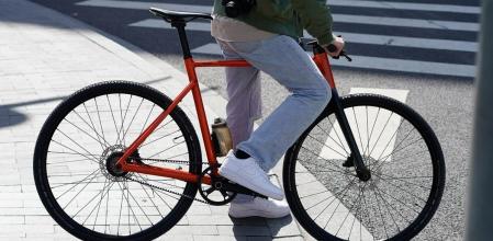 La batería, que queda escondida en el cuadro, se recarga en 2,5 horas.