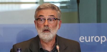 El diputat de la CUP, Carles Riera, en la roda de premsa al Parlament Europeu per l'esclat del cas d'espionatge 'Catalan Gate'
