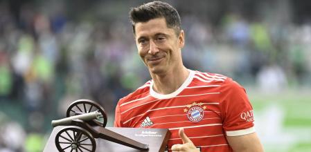 Robert Lewandowski recibe el trofeo a máximo goleador de la Bundesliga