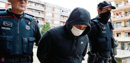 GRAFCAV5212. IRUN (GIPUZKOA) (ESPAÑA), 06/05/2022.- Agentes de la Ertzaintza trasladan al detenido por su presunta vinculación con los asesinatos de hombres en Bilbao tras registrar un piso en la localidad guipuzcoana de Irun (Gipuzkoa). EFE/Juan Herrero.