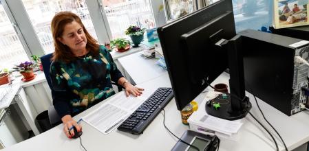 Una mujer trabajado en una oficina