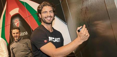 Maxi Iglesias en la tienda de Ducati en Barcelona