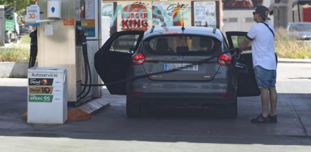 Un hombre reposta en una gasolinera, la semana pasada en Madrid