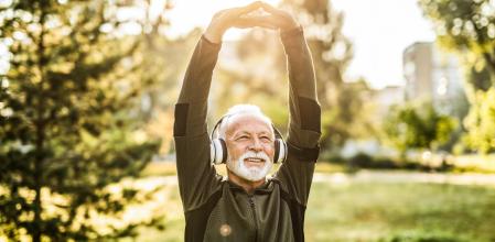 Hombre maduro haciendo ejercicio