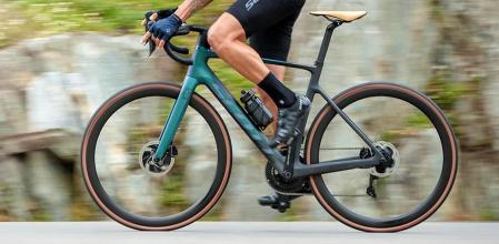 Al igual que su hermana RC, la eRide también es extremadamente ligera: tiene un peso total de tan solo 10,7 kg.