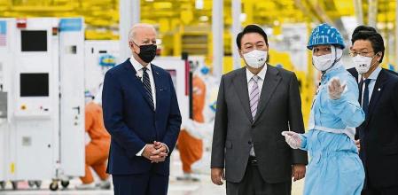 US President Joe Biden, left, and South Korean President Yoon Suk Yeol visit the Samsung Electronics Pyeongtaek campus, Friday, May 20, 2022, in Pyeongtaek, South Korea. (Kim Min-Hee, Pool via AP)