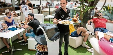 20052022 Apertura de Economía sobre las condiciones laborales de los trabajadores del sector turístico y por qué está costando encontrar empleados esta temporada