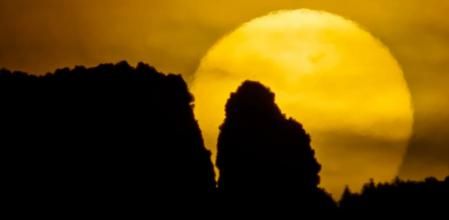 Espejismo del sol en el emblemático abismo de L'Agullola de Rupit.