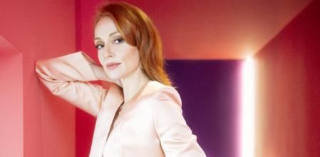 Chaqueta sastre y pantalón de seda rosa. Sujetador triangular, pendientes circulares 
dobles y collar con aro. Bolso Baguette 1997 en raso y cuentas. De Fendi