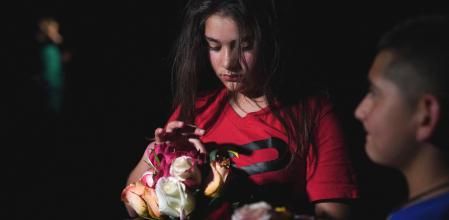 Una niña con flores a la salida de un centro cívico de Uvalde, Texas, donde se ofrece ayuda a los familiares para lidiar con el duelo