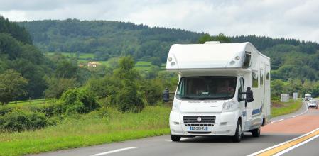Autocaravana circulando por la carretera