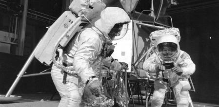 Buzz Aldrin y Neil Armstrong en un entrenamiento de la NASA. Los denunciantes de la conspiración argumentan que las filmaciones reales también se hicieron en un escenario como este.