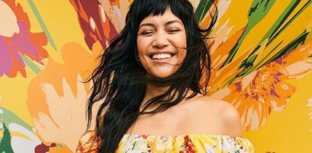 Modelo de H&M con ropa de la colección de verano