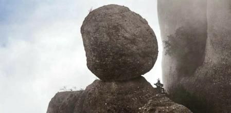 La Bola del Portell entre la niebla.