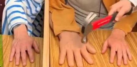 La explicación científica al vídeo viral de la mano falsa que siente dolor cuando la golpean