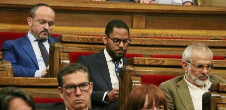 Alejandro Fernández (PPC), Ignacio Garriga (Vox) i Carlos Carrizosa (Cs) asseguts als seus escons al Parlament durant la sessió de control al Govern el 25 de maig del 2022
