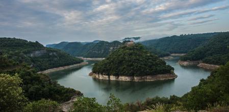 Vista de Sant Pere de Casserres bajo el mar de nubes.