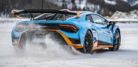 La radical y cruda deportividad que demuestra el Lamborghini Huracan STO, propia de un coche de carreras, trasladada a la calle genera sensaciones irrepetibles