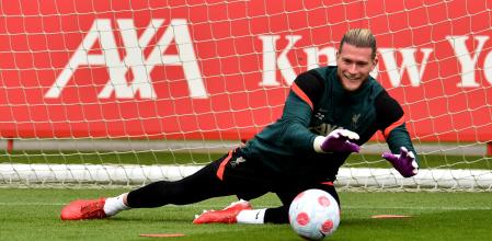 Loris Karius sigue entrenando con el Liverpool pero no entra en los planes de Klopp