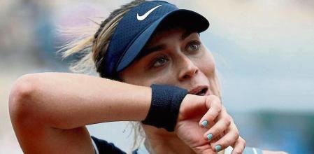 Paris (France), 28/05/2022.- Paula Badosa of Spain reacts as she plays Veronika Kudermetova of Russia in their womenís third round match during the French Open tennis tournament at Roland ?Garros in Paris, France, 28 May 2022. (Tenis, Abierto, Abierto, Francia, Rusia, España) EFE/EPA/CHRISTOPHE PETIT TESSON