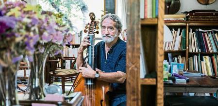 foto XAVIER CERVERA 30/07/2021 Jordi Savall i Bernadet (Igualada, l'Anoia, 1 d'agost de 1941) és un músic català, especialitzat en la viola de gamba, la direcció d'orquestra i la recerca musicològica de música antiga. També ha conreat en menor grau el camp de la composició. És un dels especialistes en música antiga més reconeguts del món i pioner en la recuperació dels sons del Renaixement i del Barroc.[1] Ha enregistrat més de 200 àlbums, ha creat música per al cinema, i cada any ofereix més de 150 concerts gràcies a una curosa planificació dels seus projectes. Va estar casat amb la soprano Montserrat Figueras i actualment està casat amb la filòsofa Maria Bartels. És fundador, juntament amb Montserrat Figueras, dels grups musicals Hespèrion XXI (1974), La Capella Reial de Catalunya (1987) i Le Concert des Nations (1989) amb què s'ha dedicat a la recerca d'aquestes músiques antigues. Les seves activitats com a concertista, pedagog, investigador i creador de nous projectes, tant musicals com culturals, el situen entre els principals artífexs del fenomen de revalorització de la música històrica. Durant mig segle s'ha dedicat a l'empresa titànica de recuperar els llegats musicals de desenes de cultures i èpoques i en el camí s'ha convertit en un treballador incansable per la pau entre els pobles. Guanyador de nombrosos premis a França, Suïssa, Alemanya o Espanya, com el Midem Awards, l'International Classical Music Awards i un Grammy Award, Per aquest motiu, el 2008 va ser designat «Ambaixador de la Unió Europea per al diàleg intercultural»; a més, tant ell com i Montserrat Figueras van ser nomenats el 2009 «Artistes per la Pau» dins el programa «Ambaixadors de bona voluntat» de la UNESCO.