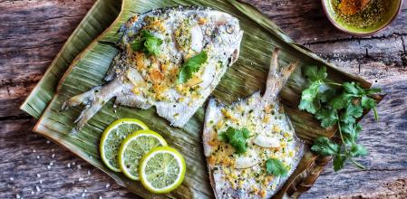 Pescado con coco sobre hoja de banana