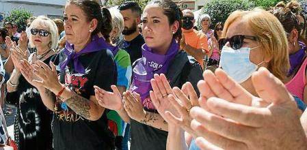 GRAF1651. TÍJOLA, 28/05/2022.- Administraciones y vecinos se unen al minuto de silencio convocado por el Ayuntamiento de Tíjola (Almería) por la muerte de Maite, la mujer presuntamente asesinada por su marido, que se entregó horas después del crimen. EFE / Carlos Barba
