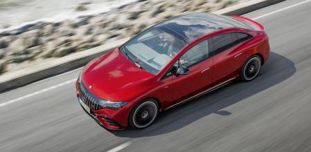 El EQE 350+ es más ágil de lo que parece y acelera con rapidez al pisar el acelerador con contundencia