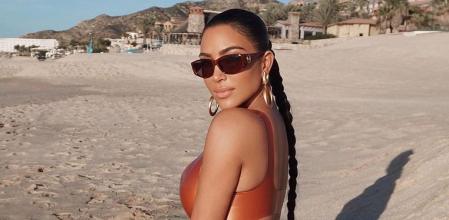 Kim Kardashian posa en bañador