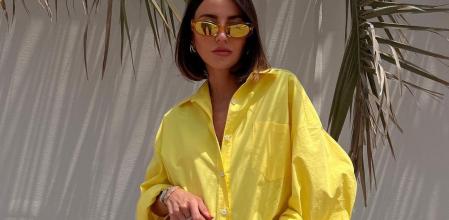 Alexandra Pereira opta por unas bermudas vaqueras con camisa amarilla