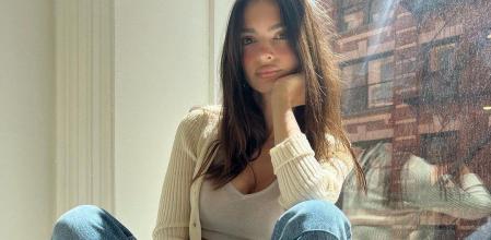 La modelo Emily Ratajkowski con vaqueros anchos