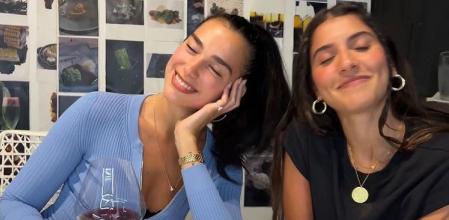Dua Lipa visita el restaurante barcelonés Disfrutar con una amiga antes del concierto de este jueves