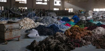 La 'fast fashion' o 'moda rápida' produce grandes cantidades de ropa de forma poco sostenible para el medio ambiente.