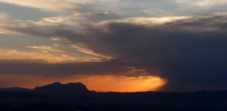 Atardecer con el yunque de las tormentas.