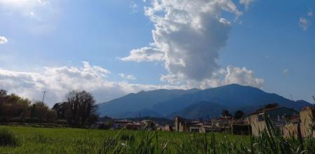 Paisaje de nubes sobre el pueblo de Breda, en el Montseny.