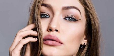 Gigi Hadid con el eyeliner de Maybelline New York