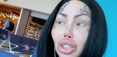 Una 'influencer' explica cómo la echaron de un vuelo por tener los pechos demasiado grandes