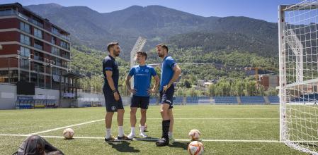 Estadi Nacional de Andorra. El técnico Eder Sarabia conversa con los jugadores Adrià Vilanova y Marc Pedraza