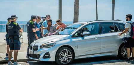 30 - 05 - 2022 / Barcelona / Guardia Urbana refuerza su presencia en Raval - Rambla - Playas / Foto: Llibert Teixidó - Detención de una persona que ha roto el cristal de un vehiculo extranjero para robar su interior