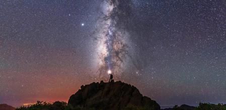 El cielo de la Caldera de Taburiente cerca del Roque de los Muchachos, en La Palma