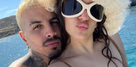 Rosalía y Rauw Alejandro posaron juntos durante sus románticas vacaciones en Grecia.