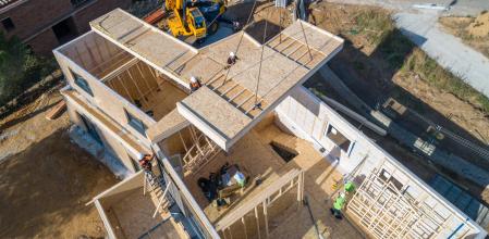Montaje  de las piezas de una casa de Arquima en una parcela